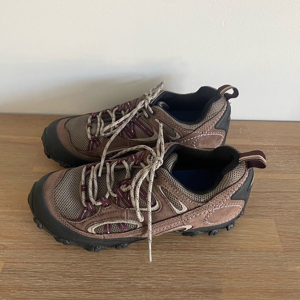 Patagonia Brown and Burgundy hiking  Shoes 8.5 women’s - Picture 2 of 7